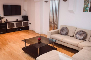 Luxurious 3 Bed Triplex Apartment - 3 Bath